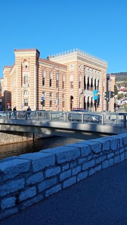 Det återuppbyggda Nationalbiblioteket, förstört av bosnienserbiska styrkor 1992. En stor mängd böcker blev lågornas rov.
